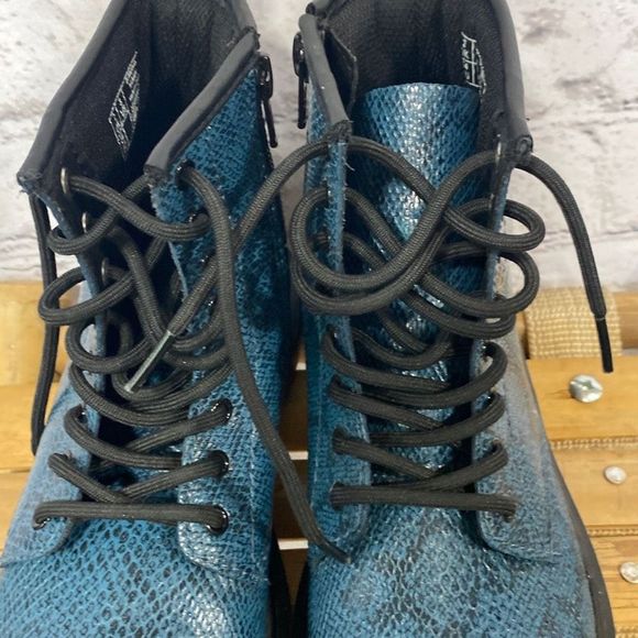 Dr Martens Delaney Blue Python Print Combat Boots Size 3/34 - Picture 6 of 10